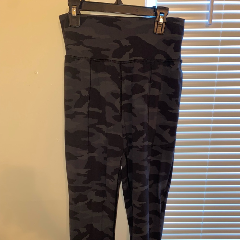 Athleta camo salutation jogger. NWOT